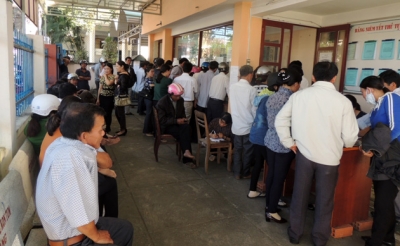 Hàng trăm người dân Kon Tum đổ xô đi đổi giấy phép lái xe