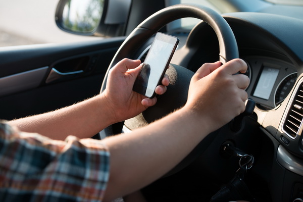 Từ ngày 1/1/2020, sử dụng điện thoại khi lái xe bị phạt tới 2 triệu