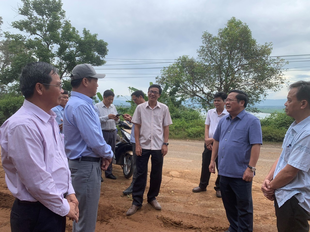 Đồng chí Chủ tịch UBND tỉnh chỉ đạo đẩy nhanh tiến độ thi công dự án sửa chữa, cải tạo Tỉnh lộ 675 từ thành phố Kon Tum đi huyện Sa Thầy