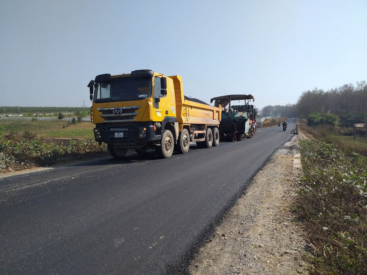 Hoàn thành thảm bê tông nhựa mặt đường dự án sửa chữa, cải tạo Tỉnh lộ 675 từ thành phố Kon Tum đi huyện Sa Thầy